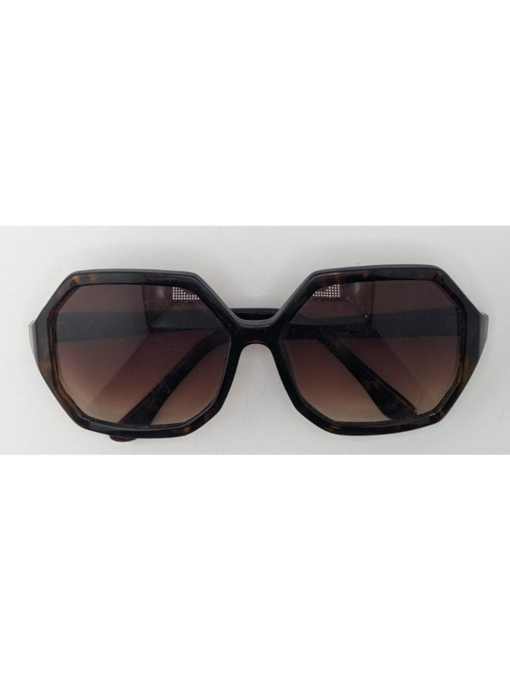 Betsey Johnson Oversized Tortoise Sunglasses With Gradient Brown Lenses - Picture 4 of 5